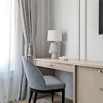 Maison A Deux Mains Bed & Breakfast 4*