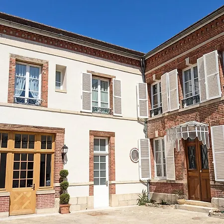 Maison A Deux Mains Bed & Breakfast 4*