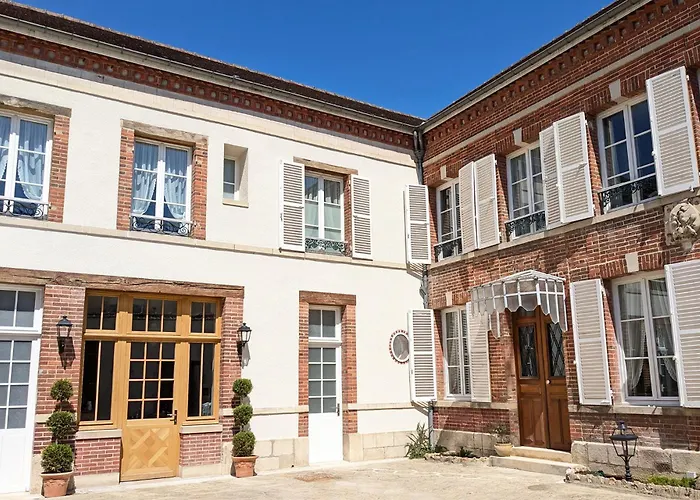 Maison A Deux Mains Bed & Breakfast 4*